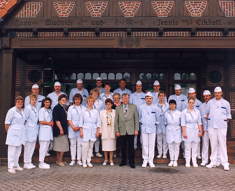1999 - Fleischerei-Team vor dem Firmengebäude